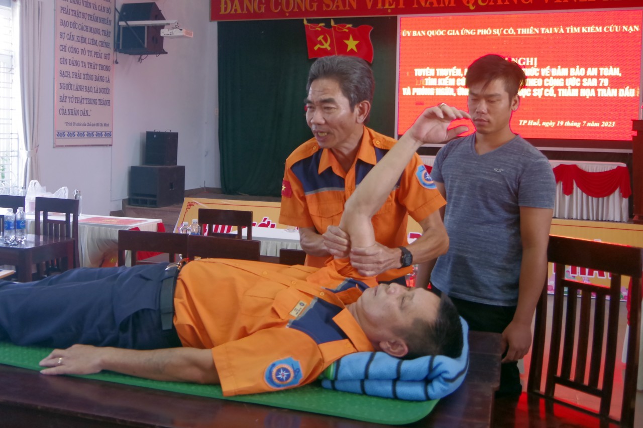 Hướng dẫn ngư dân cách sơ cấp cứu tai nạn trên biển.