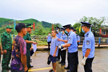 tiep nhan cong dan do trung quoc trao tra