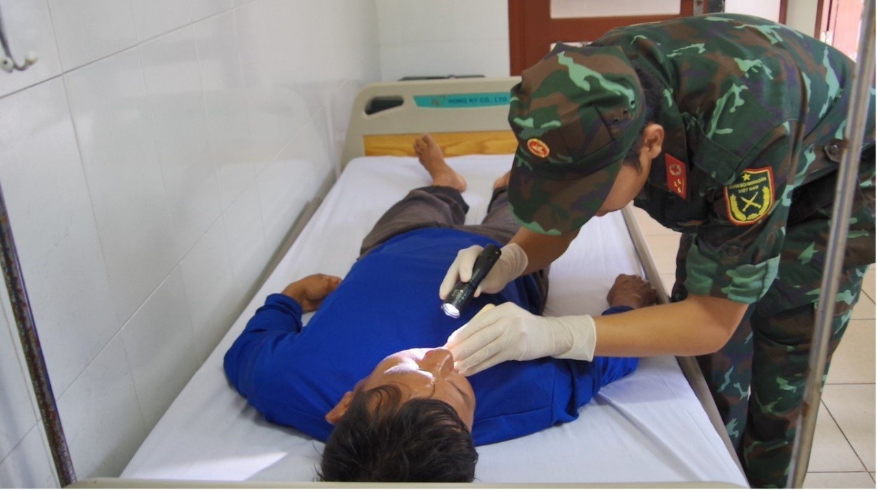 Quân y đảo Trường Sa thăm khám và chăm sóc sức khỏe cho bệnh nhân Cảnh.