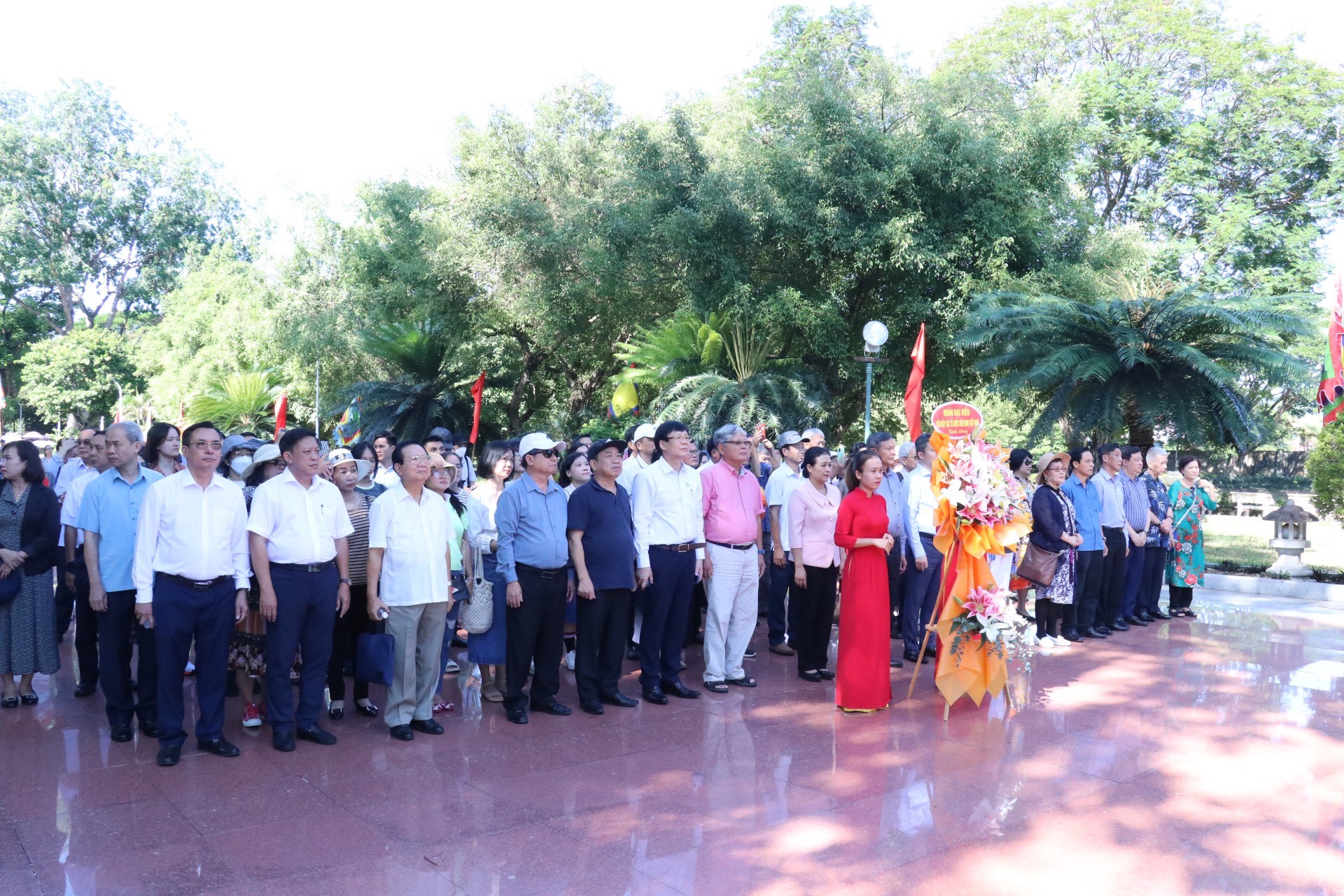 Đoàn đại biểu do Đại sứ Nguyễn Phương Nga, Chủ tịch VUFO, dẫn đầu đã dâng hoa tại tượng đài Hoàng đế Quang Trung, dâng hương tại Đền thờ Tây Sơn Tam kiệt để tỏ lòng thành kính và tôn vinh công lao to lớn của vị anh hùng dân tộc Quang Trung - Nguyễn Huệ và các văn thần, võ tướng triều đại Tây Sơn trong sự nghiệp đấu tranh dựng nước và giữ nước của dân tộc (Ảnh: Thu Hà). Đoàn đại biểu do Đại sứ Nguyễn Phương Nga, Chủ tịch VUFO, dẫn đầu đã dâng hoa tại tượng đài Hoàng đế Quang Trung, dâng hương tại Đền thờ Tây Sơn Tam kiệt để tỏ lòng thành kính và tôn vinh công lao to lớn của vị anh hùng dân tộc Quang Trung - Nguyễn Huệ và các văn thần, võ tướng triều đại Tây Sơn trong sự nghiệp đấu tranh dựng nước và giữ nước của dân tộc (Ảnh: Thu Hà).