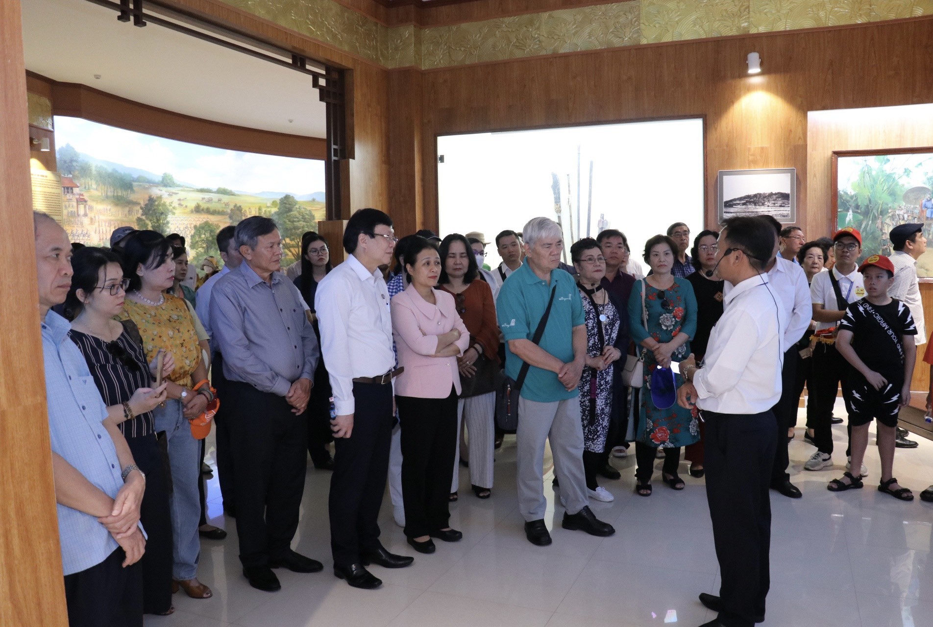 Các đại biểu cũng tham quan Nhà trưng bày Bảo tàng Quang Trung (Ảnh: Thu Hà). Các đại biểu cũng tham quan Nhà trưng bày Bảo tàng Quang Trung (Ảnh: Thu Hà).