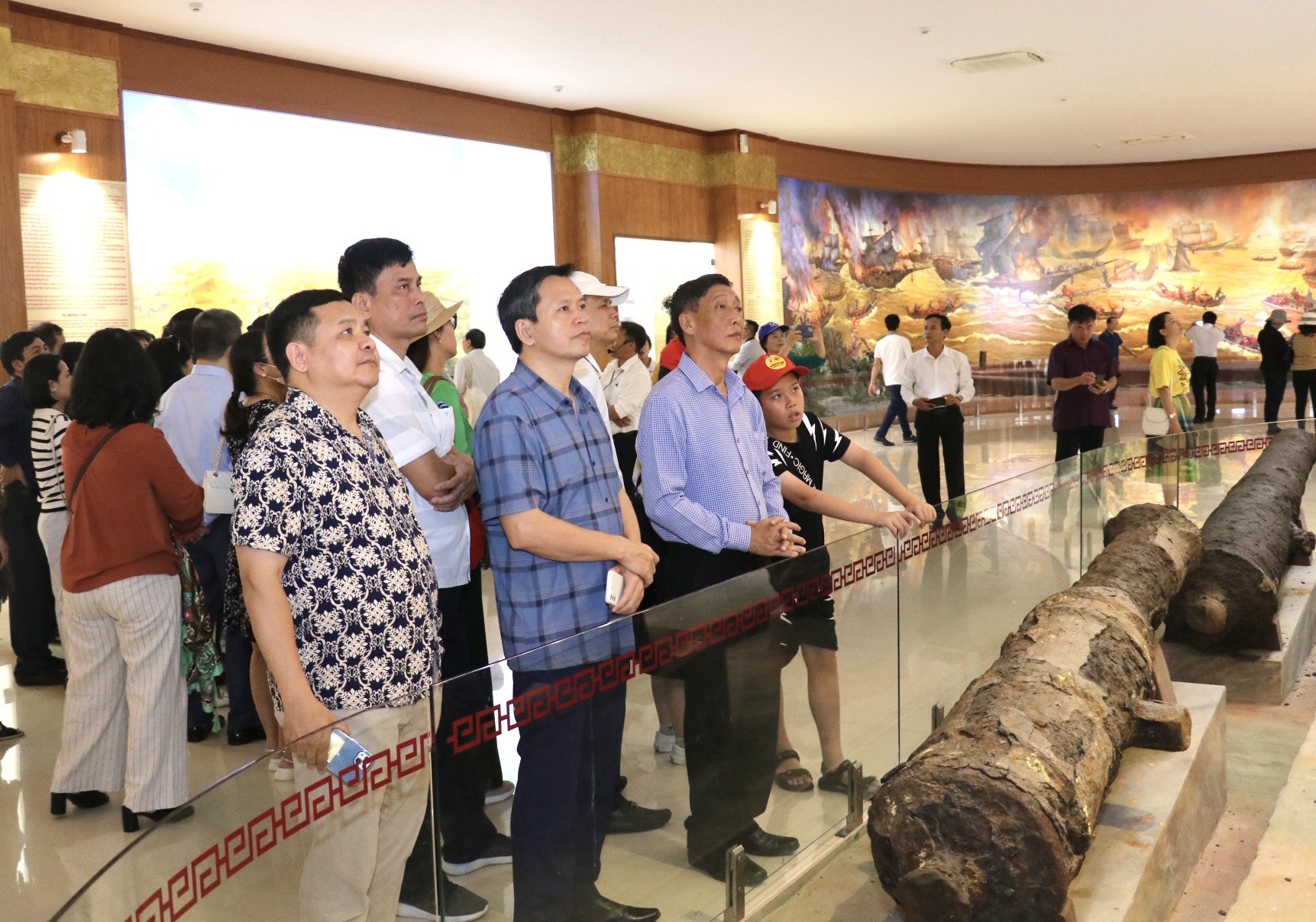Các đại biểu chiêm ngưỡng những di vật thể về chiến tích lừng lẫy của phòng trào khởi nghĩa nông dân Tây Sơn cuối thế kỷ XVIII (Ảnh: Thu Hà). Các đại biểu chiêm ngưỡng những di vật thể về chiến tích lừng lẫy của phòng trào khởi nghĩa nông dân Tây Sơn cuối thế kỷ XVIII (Ảnh: Thu Hà).