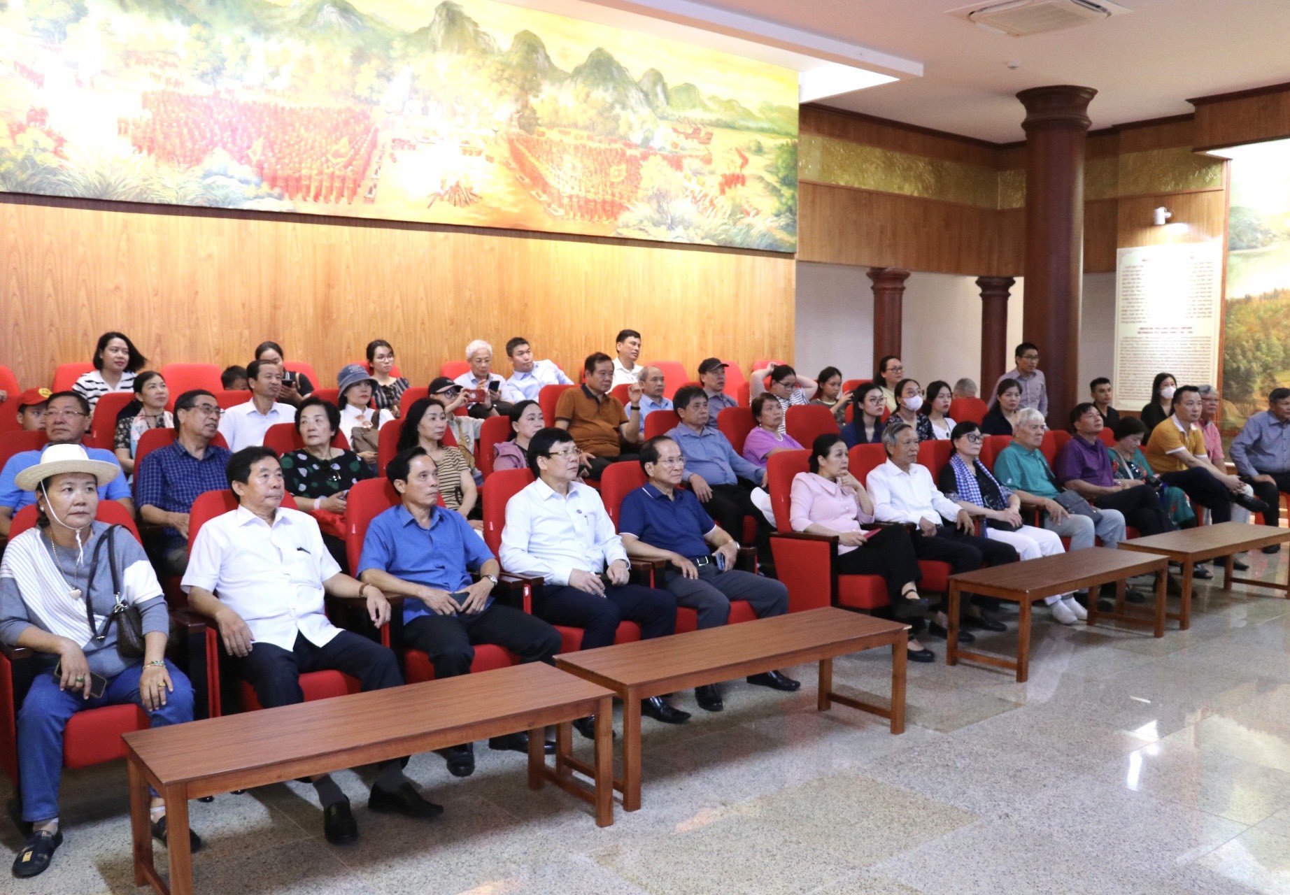 Đoàn đại biểu hệ thống Liên hiệp các tổ chức hữu nghị Việt Nam dâng hương, dâng hoa tại Bảo tàng Quang Trung Đoàn đại biểu hệ thống VUFO dâng hương, dâng hoa tại Bảo tàng Quang Trung, Bình Định