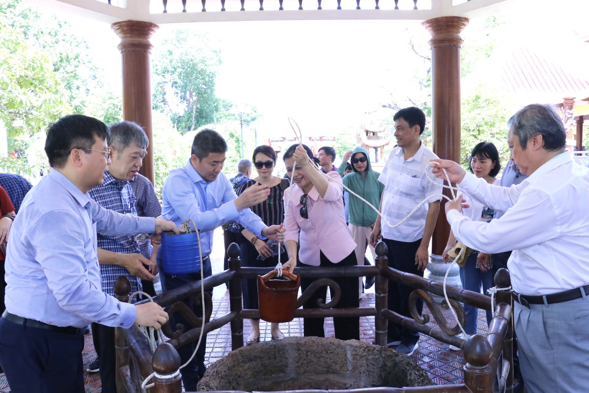 Bên cạnh cây me là giếng nước cũng do ông Hồ Phi Phúc xây dựng, được ghép bằng đá ong. Nước ở đây đặc biệt trong, mát. (Ảnh: 