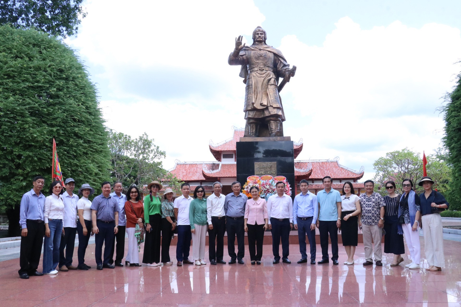 chụp ảnh lưu niệm trước Tượng đài Hoàng đế Quang Trung. chụp ảnh lưu niệm trước Tượng đài Hoàng đế Quang Trung.