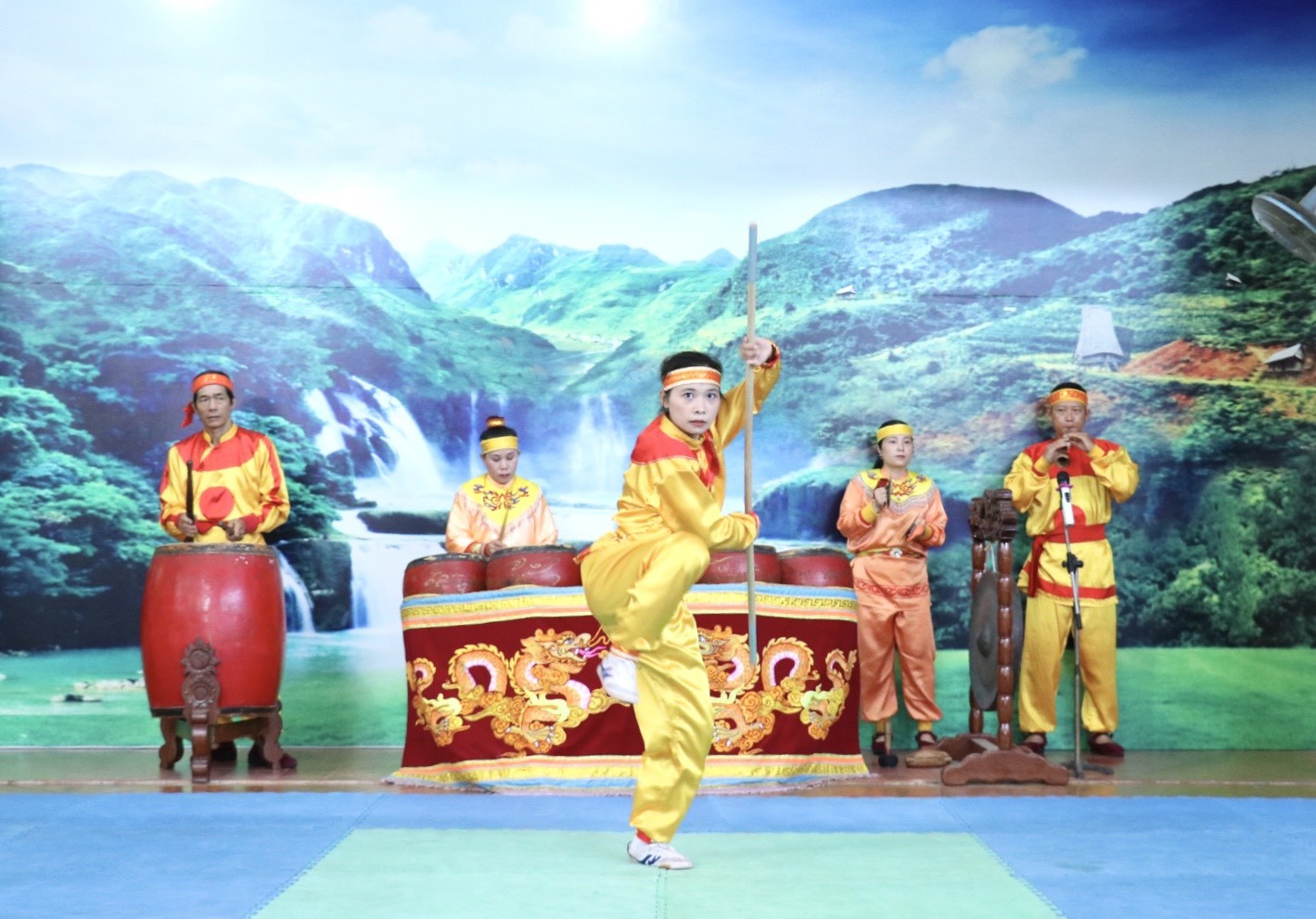 Các đại biểu xem biểu diễn trống trận và võ thuật Tây Sơn (nhạc võ Tây Sơn). Nhạc võ Tây Sơn gồm một bộ 12 chiếc trống tượng trưng cho 12 con giáp. Bộ trống được dựng thành dàn, theo thứ tự ba hàng từ bé đến lớn. Người cử trống đánh cả hai tay và cùi chỏ, cùng hai dùi trống, dài khoảng 30cm, đánh cả hai đầu. Các đại biểu xem biểu diễn trống trận và võ thuật Tây Sơn (nhạc võ Tây Sơn). Nhạc võ Tây Sơn gồm một bộ 12 chiếc trống tượng trưng cho 12 con giáp. Bộ trống được dựng thành dàn, theo thứ tự ba hàng từ bé đến lớn. Người cử trống đánh cả hai tay và cùi chỏ, cùng hai dùi trống, dài khoảng 30cm, đánh cả hai đầu.
