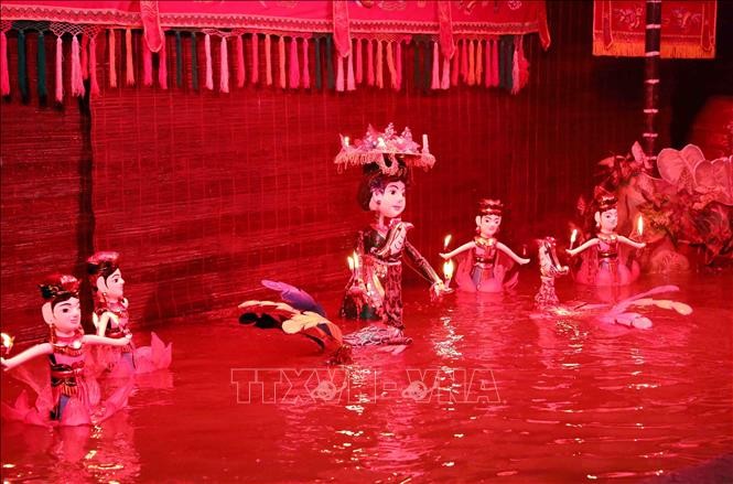 Phu nhân Thủ tướng Việt Nam và Phu nhân Thủ tướng Malaysia thưởng thức nghệ thuật múa rối nước
