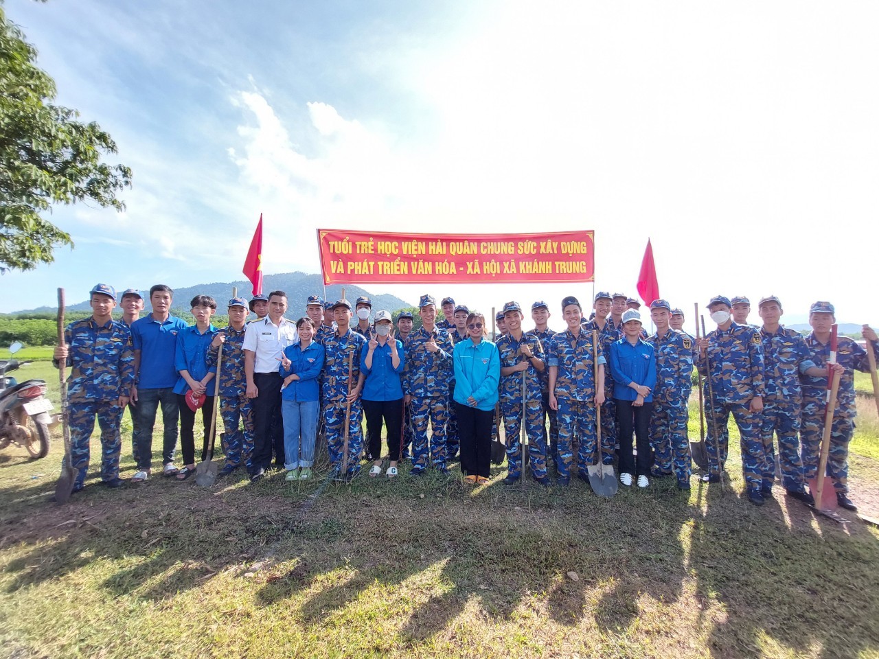 Tuổi trẻ Học viện Hải quân giúp dân dọn đường, gặt lúa