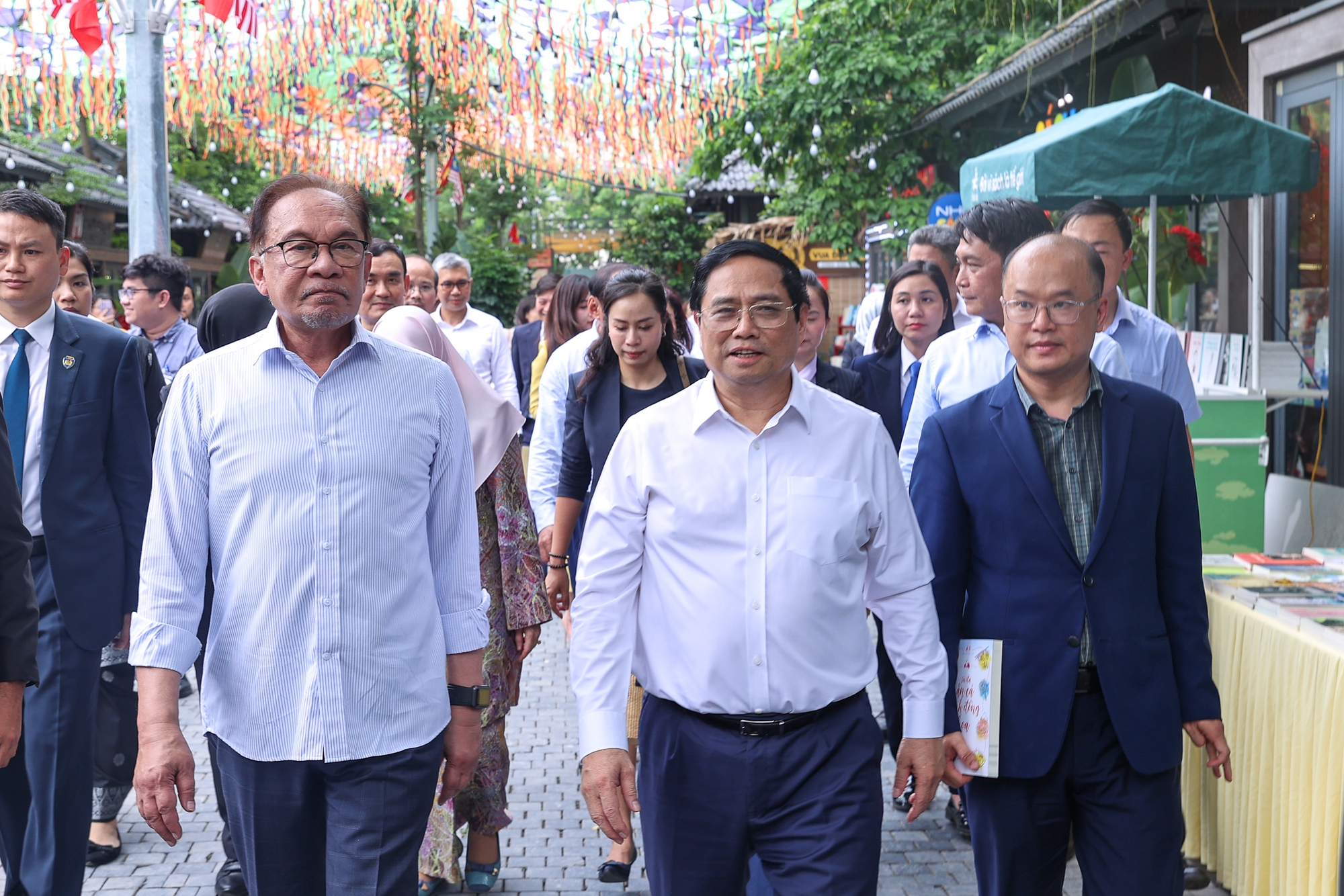 Chùm ảnh: Thủ tướng Phạm Minh Chính cùng Thủ tướng Malaysia thăm phố sách Hà Nội và thưởng thức cà phê Việt Nam - Ảnh 1.