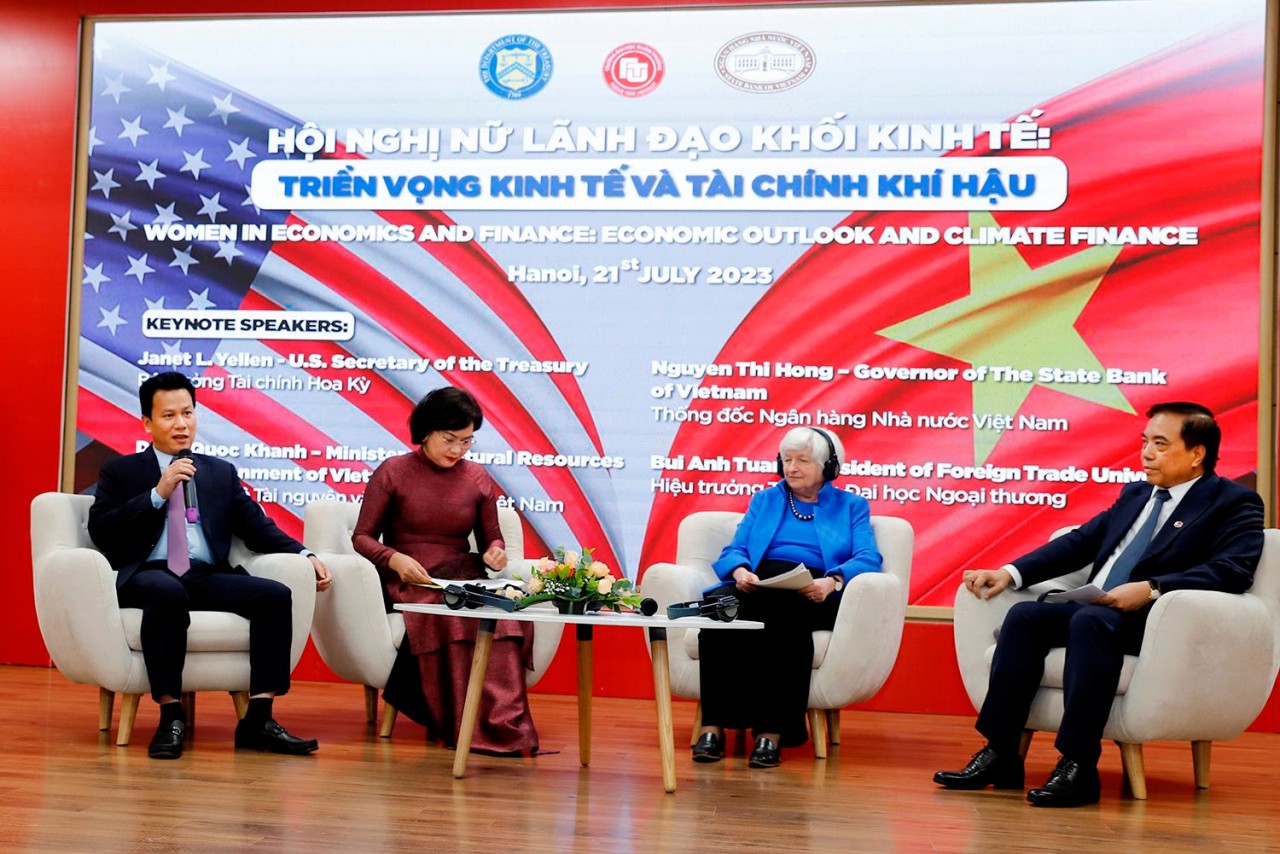 Tại chương trình tọa đàm Triển vọng Kinh tế và tài chính khí hậu, các đại biểu thống nhất cho rằng, cần có sự hợp tác toàn diện hơn nữa giữa các quốc gia, đối tác, các định chế tài chính quốc tế, các Trường đại học, Viện nghiên cứu để mở ra nhiều cơ hội phát triển, hướng tới tăng trưởng phát thải các-bon thấp, tiến tới trung hòa các-bon. Ảnh: Khương Trung