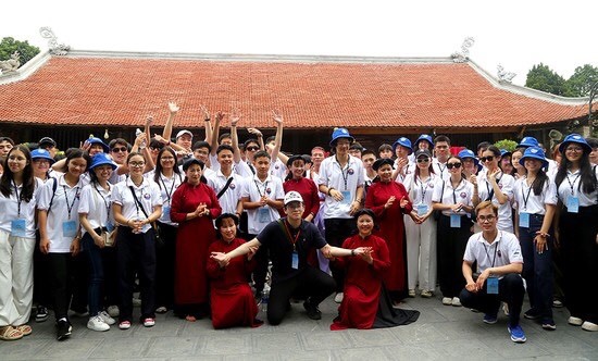 Thanh niên kiều bào dâng hương tưởng niệm Vua Hùng