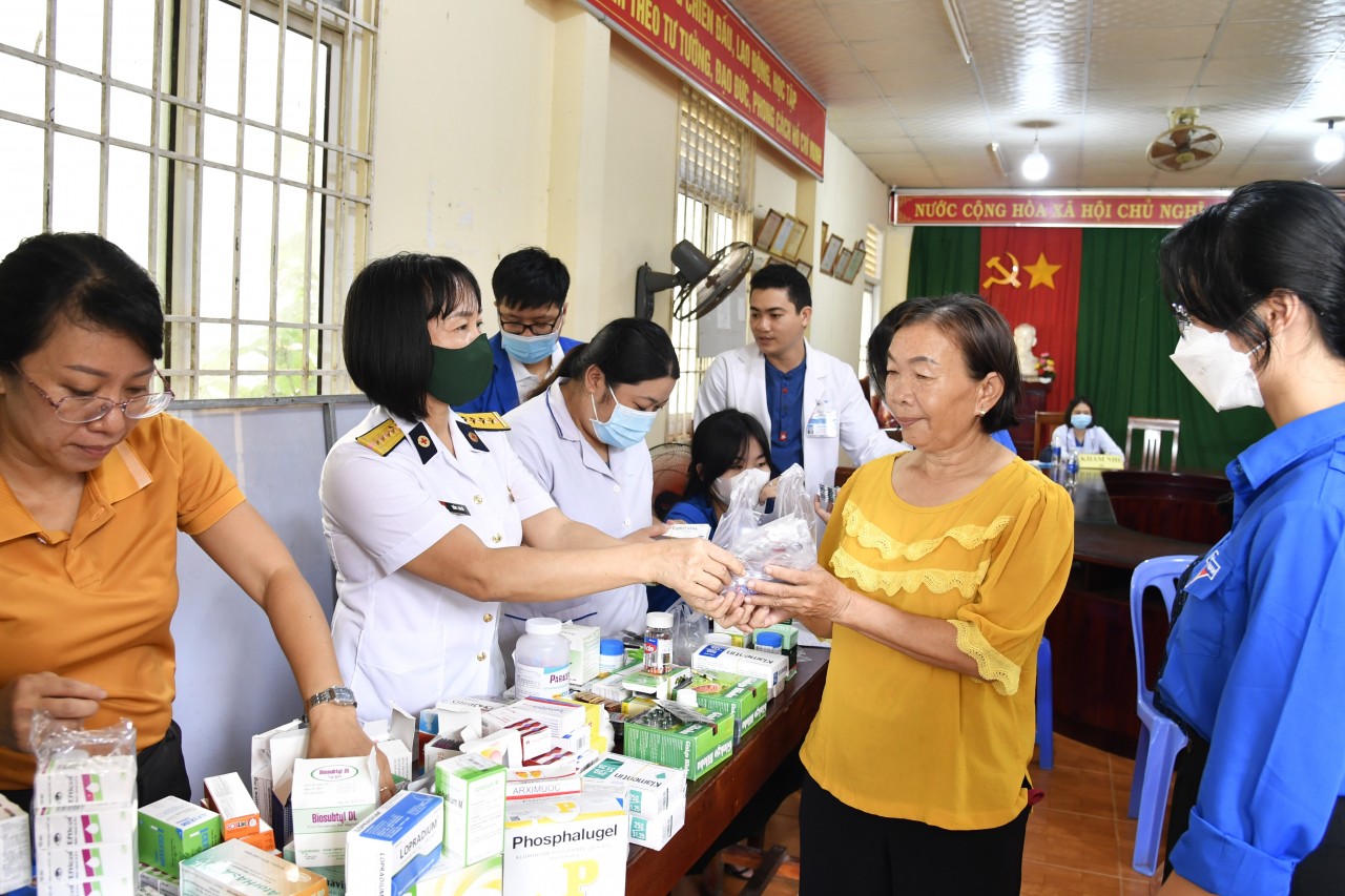 Lữ đoàn 127 thăm, tặng quà gia đình chính sách, người có công với cách mạng