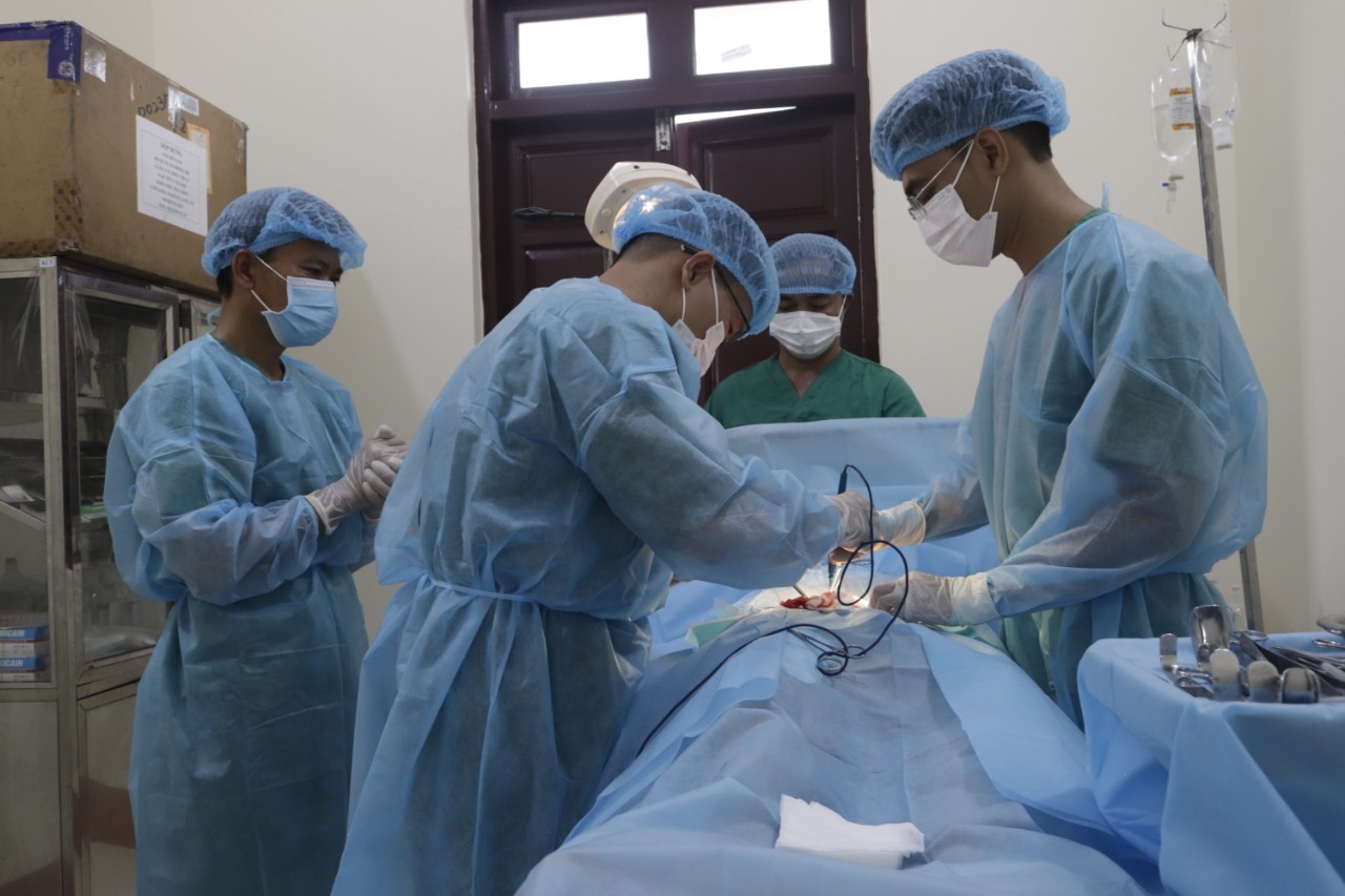 Vùng 4 Hải quân bàn giao ngư dân gặp tai nạn trên biển