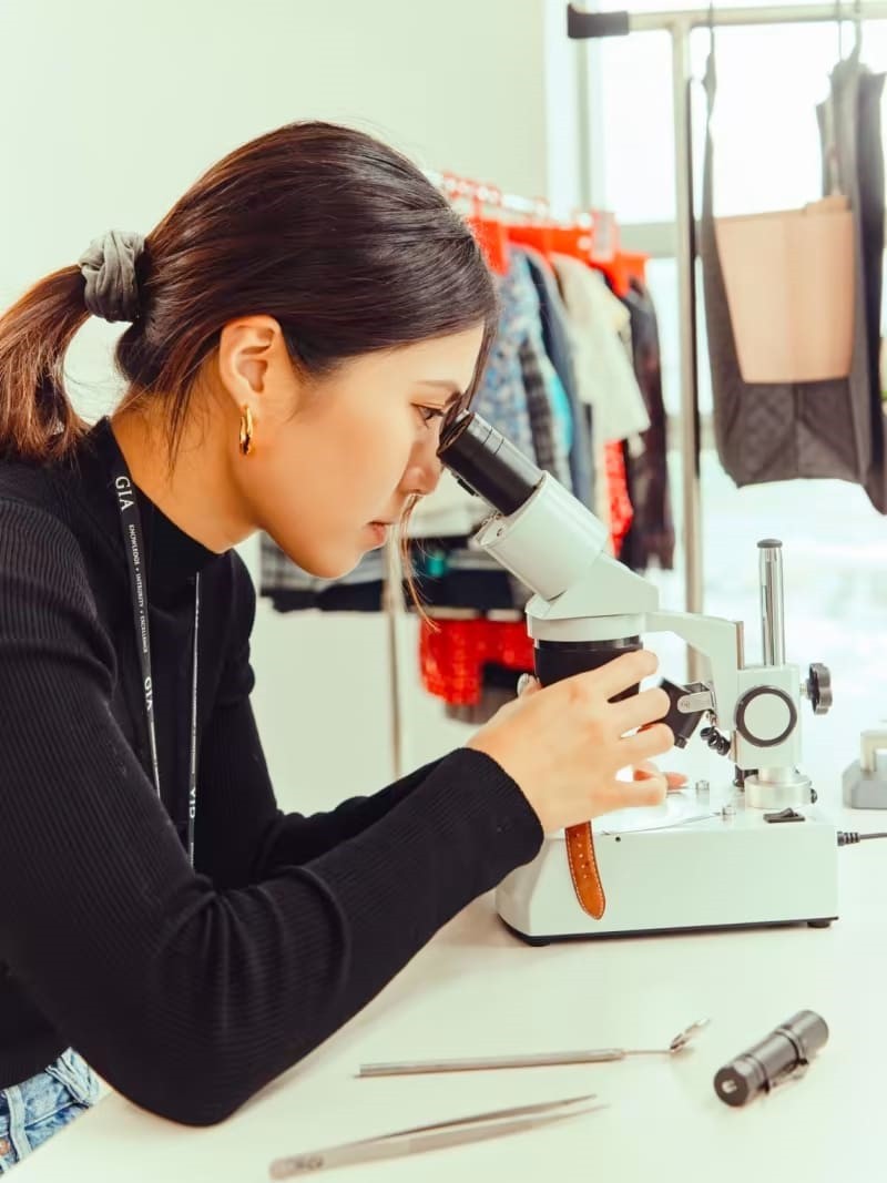 Cô gái chuyên phát hiện hàng hiệu thật giả tiết lộ bí kíp nghề