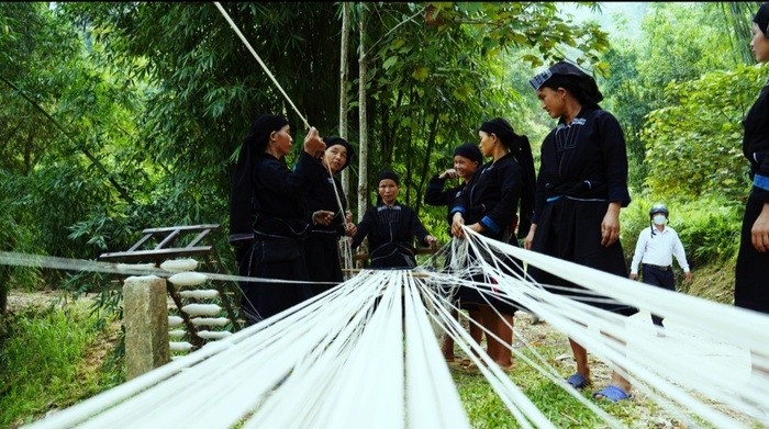 Phụ nữ người La Chí nhọc nhằn giữ nghề dệt