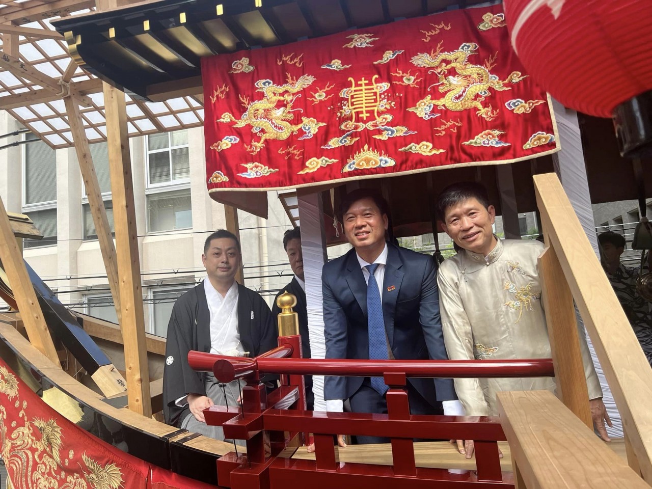 Bức rèm thêu rồng cung đình của Việt Nam xuất hiện tại Lễ hội Gion (Nhật Bản)