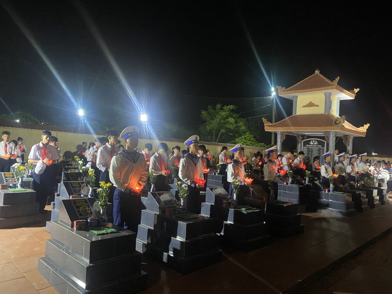 Lễ thắp nến tri ân nhân kỷ niệm 76 năm Ngày Thương binh-Liệt sĩ