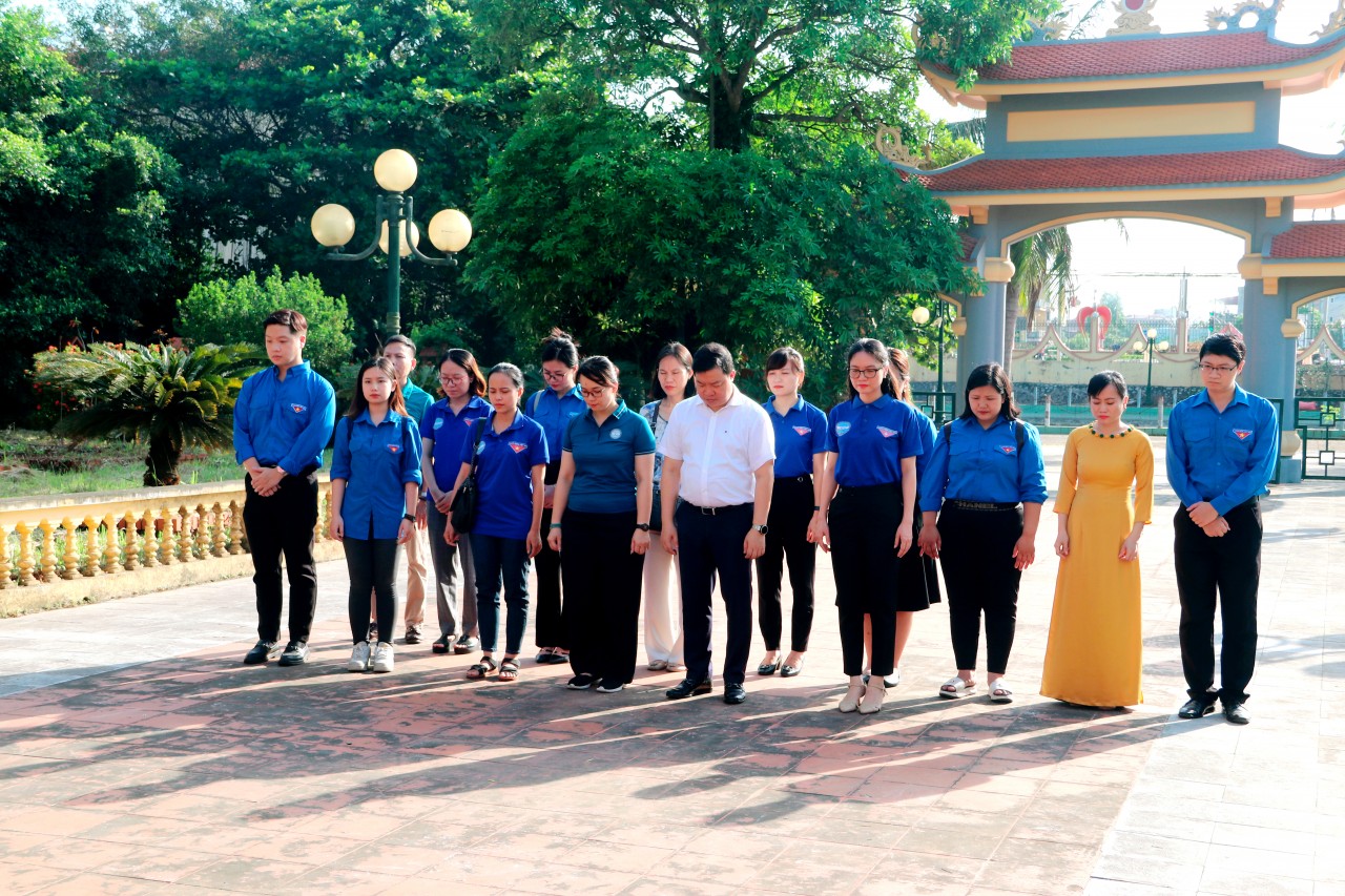 Công đoàn và Đoàn thanh niên VUFO đã dâng hương tại Đài Tưởng niệm các anh hùng liệt sĩ tại thị xã Duy Tiên – tỉnh Hà Nam