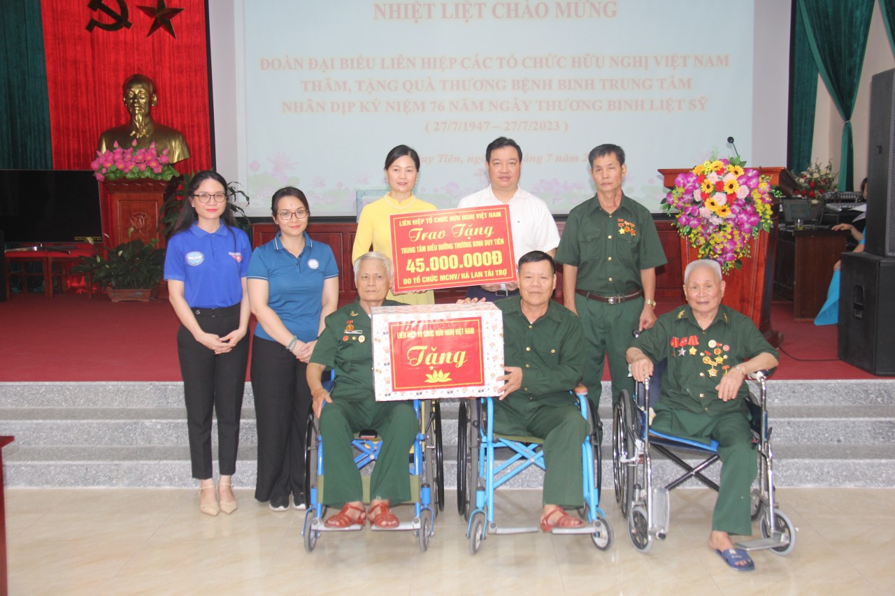 Ông Nguyễn Ngọc Hùng – Phó bí thư Đảng ủy, Trưởng Ban Tổ chức cán bộ Liên hiệp các tổ chức hữu nghị Việt Nam tặng quà các thương, bệnh binh đang điều trị tại Trung tâm điều dưỡng thương binh Duy Tiên, Hà Nam (Ảnh: Minh Anh).