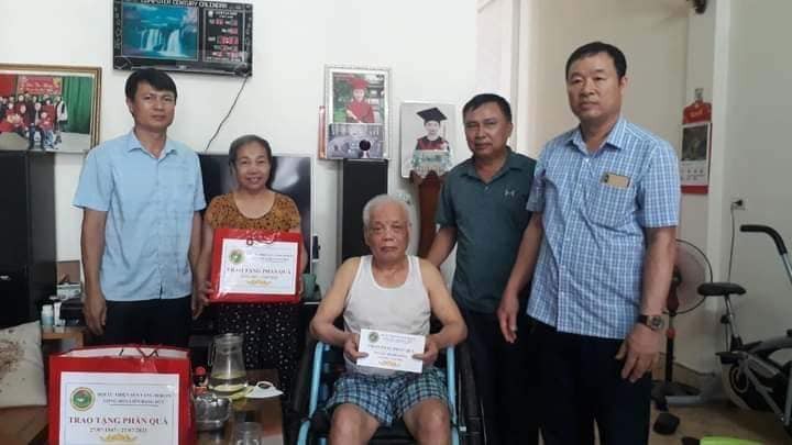 Hội Từ thiện Sen Vàng Berlin (Đức) tặng 100 suất quà tri ân mẹ Việt Nam anh hùng, thương bệnh binh