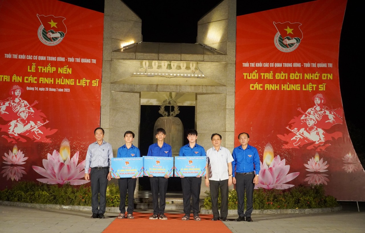 Thắp nến tri ân tại Nghĩa trang Liệt sĩ Quốc gia Đường 9