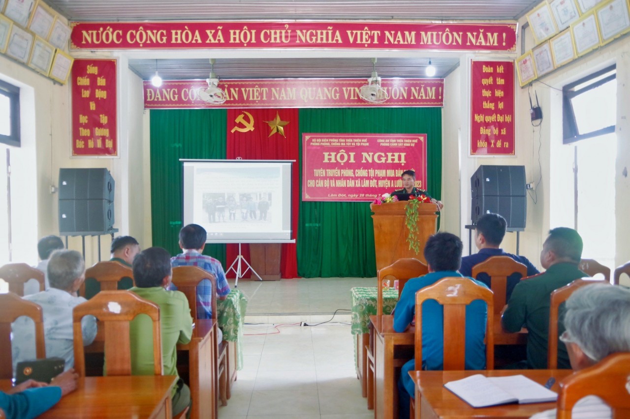 Phòng Phòng, chống Ma túy và Tội phạm giới thiệu phương thức, thủ đoạn của tội phạm mua bán người. Ảnh: Võ Tiến.