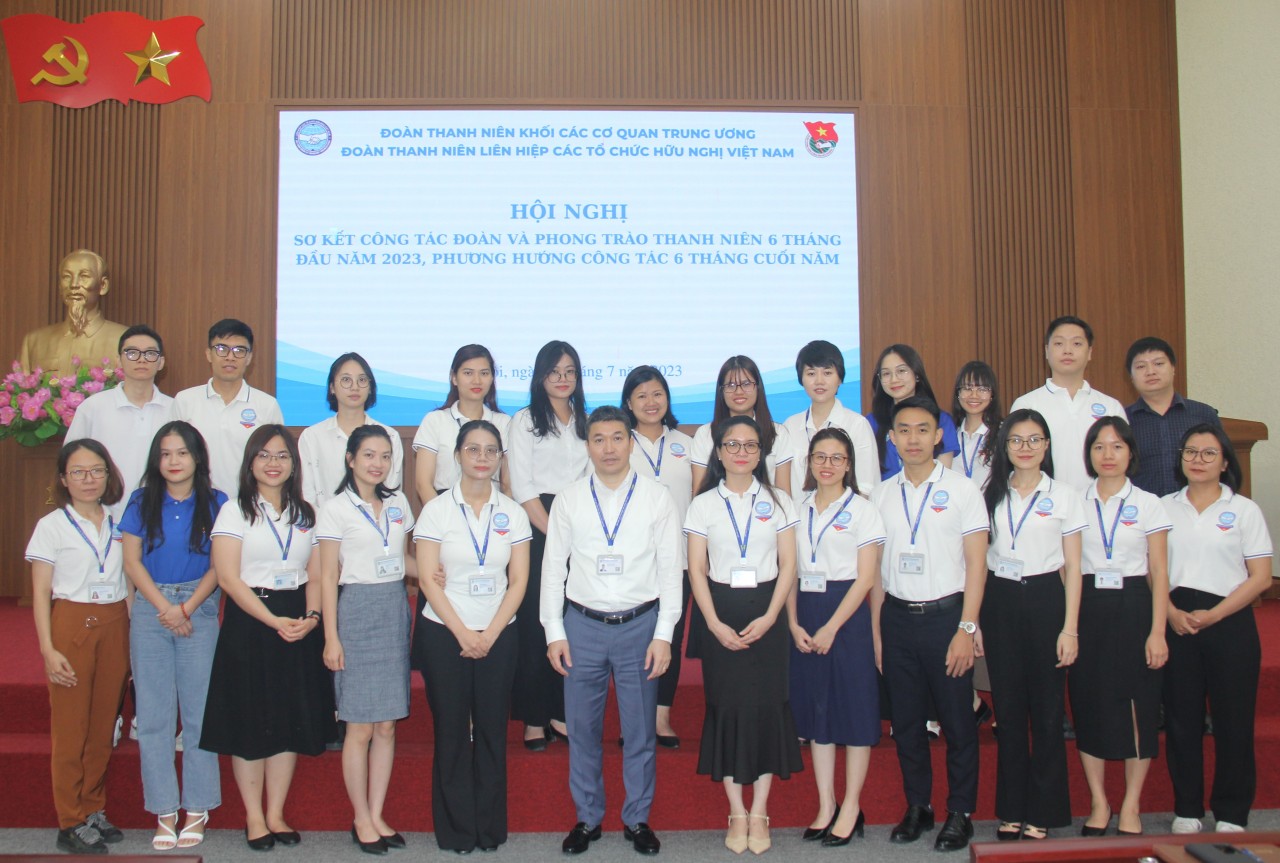 Thanh niên VUFO tăng cường trao đổi sách, nghiên cứu để nâng cao năng lực