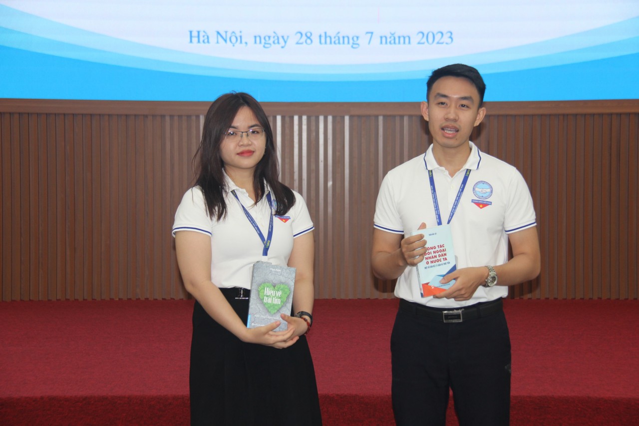 Thanh niên VUFO tăng cường trao đổi sách, nghiên cứu để nâng cao năng lực