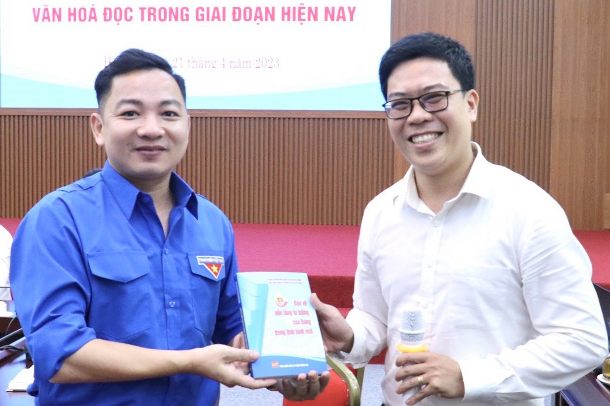 Thanh niên VUFO tăng cường trao đổi sách, nghiên cứu để nâng cao năng lực