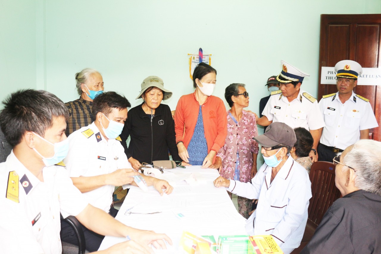 Vùng 4 hải quân cùng ngư dân Bình Định vươn khơi bám biển