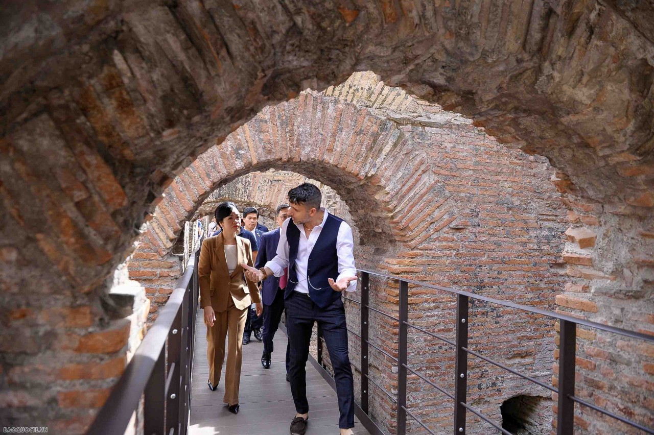 Đấu trường La Mã được UNESCO công nhận là một trong bảy kỳ quan mới của thế giới vào năm 2007 và là nơi hút khách du lịch vào bậc nhất của thành Roma. Tìm hiểu về lịch sử Đấu trường La Mã, bà Phan Thị Thanh Tâm được đại diện Ban Quản lý khu di tích giới thiệu về toàn cảnh công trình, tham quan tầng 2, ban công và tầng hầm. Đấu trường La Mã được UNESCO công nhận là một trong bảy kỳ quan mới của thế giới vào năm 2007 và là nơi hút khách du lịch vào bậc nhất của thành Roma. Tìm hiểu về lịch sử Đấu trường La Mã, bà Phan Thị Thanh Tâm được đại diện Ban Quản lý khu di tích giới t