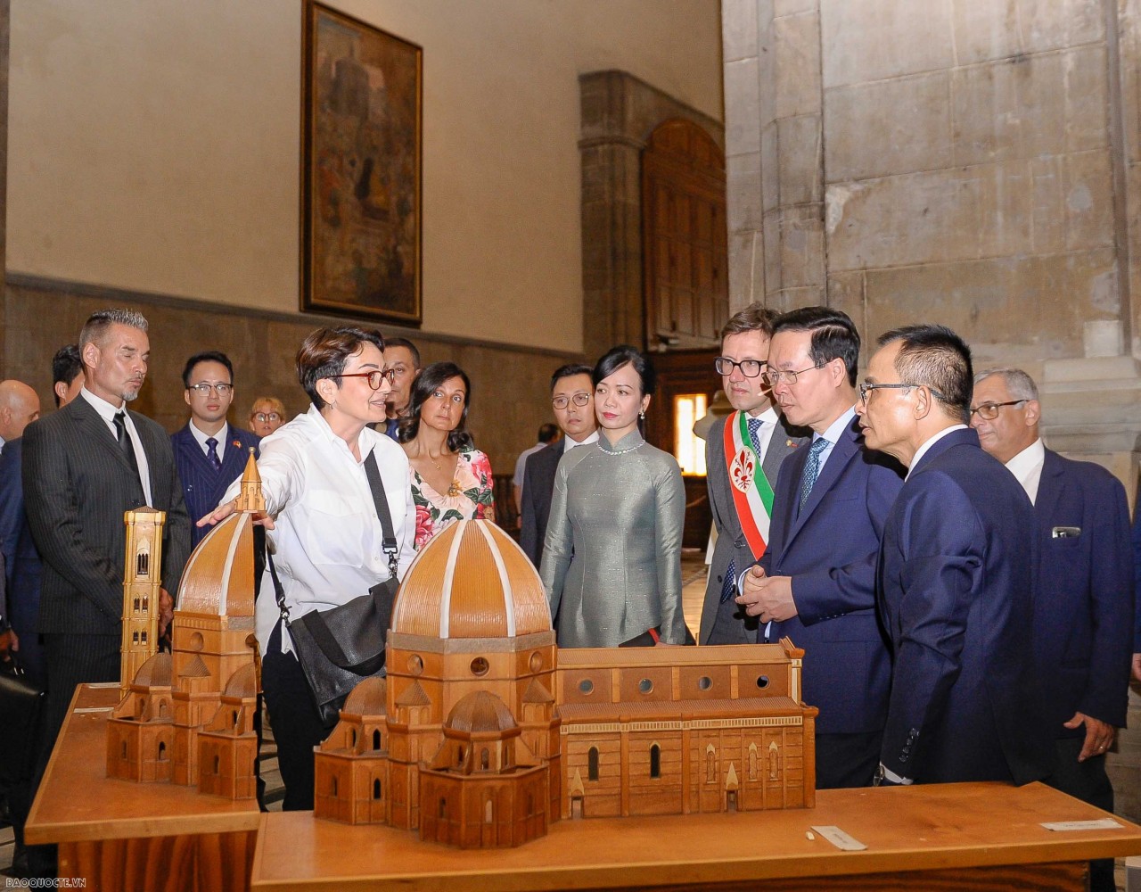 Trong chương trình thăm thành phố Firenze, Italia của Chủ tịch nước và Phu nhân, Thị trưởng thành phố Firenze Dario Nardella và Phu nhân giới thiệu về Nhà thờ Duomo-một trong những biểu tượng của thành phố. Trong chương trình thăm thành phố Firenze, Italia của Chủ tịch nước và Phu nhân, Thị trưởng thành phố Firenze Dario Nardella và Phu nhân giới thiệu về Nhà thờ Duomo-một trong những biểu tượng của thành phố.