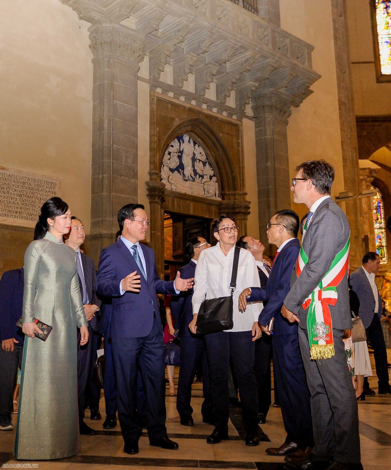 Nhà thờ Duomo có tên đầy đủ là Santa Maria del Fiore, một quần thể kiến trúc độc đáo theo trường phái Gothic được xây dựng từ năm 1296 theo bản vẽ của kiến trúc sư Arnolfo di Cambio và đến năm 1436 thì chính thức hoàn thiện. Nhà thờ Duomo có tên đầy đủ là Santa Maria del Fiore, một quần thể kiến trúc độc đáo theo trường phái Gothic được xây dựng từ năm 1296 theo bản vẽ của kiến trúc sư Arnolfo di Cambio và đến năm 1436 thì chính thức hoàn thiện.