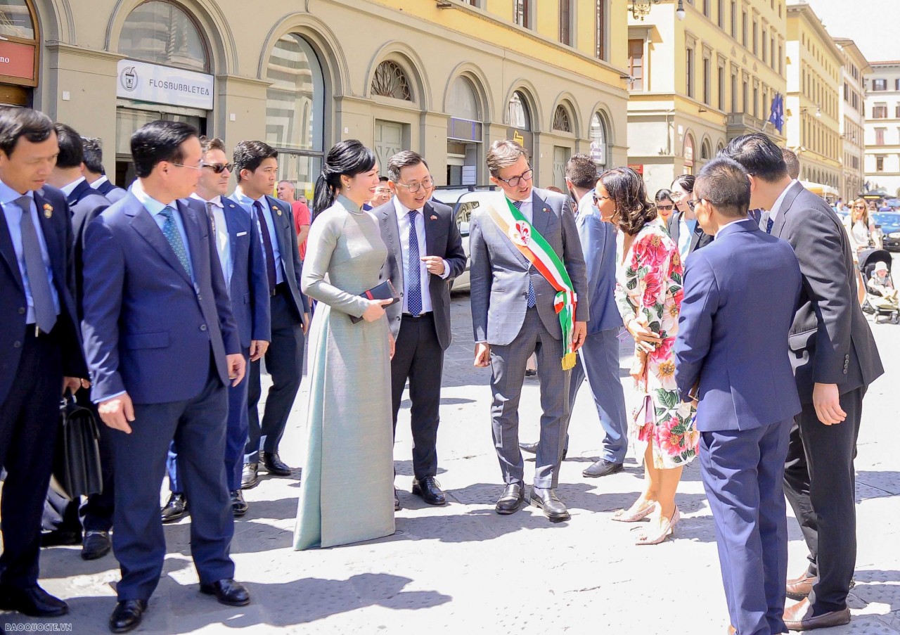 Chủ tịch nước và Phu nhân bày tỏ sự ấn tượng khi thăm thành phố Firenze tươi đẹp - cái nôi của thời kỳ Phục hưng gắn với tên tuổi lẫy lừng của các vĩ nhân, cùng những di sản văn hoá, nghệ thuật nổi tiếng thế giới, hay những công trình mang đặc trưng của thành phố như Nhà thờ Duomo. Những giá trị văn hoá, nghệ thuật mà thành phố Firenze đang lưu giữ mãi là kho tàng tri thức để nhân loại nghiên cứu, học tập, trong đó có nhân dân Việt Nam. Chủ tịch nước chúc nhân dân thành phố Firenze hạnh phúc, ch Chủ tịch nước và Phu nhân bày tỏ sự ấn tượng khi thăm thành phố Firenze tươi đẹp - cái nôi của thời kỳ Phục hưng gắn với tên tuổi lẫy lừng của các vĩ nhân, cùng những di sản văn hoá, nghệ thuật nổi tiếng thế giới, hay những công trình mang đặc trưng của t