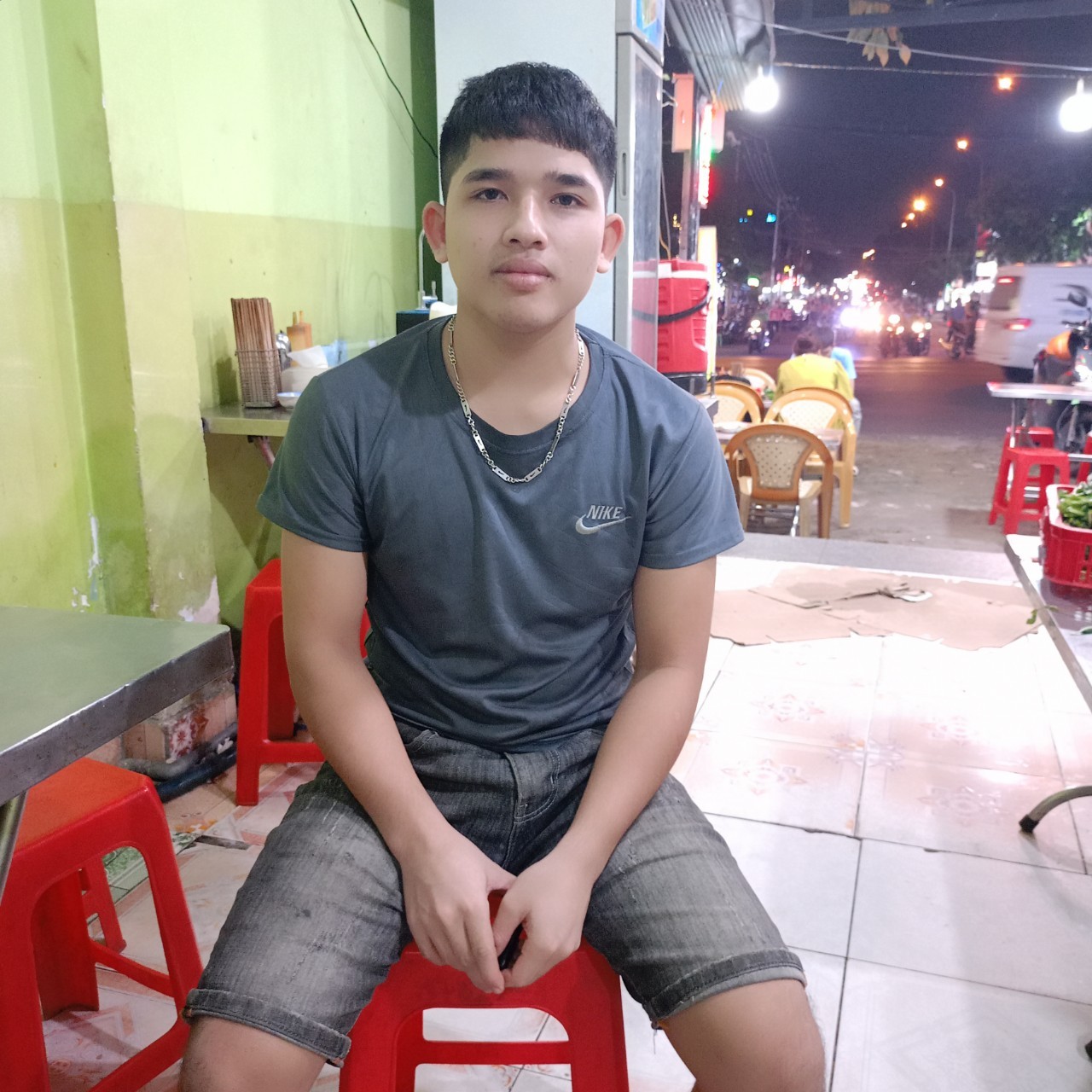 Em Rơ Mah Thê chụp tại quán bún nơi em làm việc tại khu chợ Đêm Linh Trung, TP.Thủ Đức. (Ảnh NVCC)