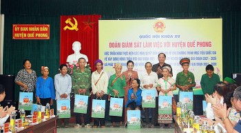Nghệ An: Tặng quà cho gia đình chính sách, người có công trên địa bàn hai huyện Quế Phong và Tương Dương