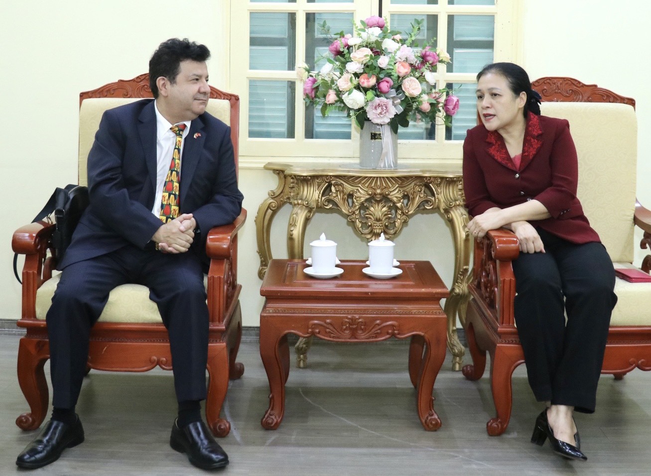 Chủ tịch VUFO Nguyễn Phương Nga (bìa phải) trao đổi với Đại sứ Chile  Sergio Narea (Ảnh: Thu Hà).