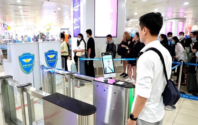 Chính thức sử dụng VNeID đối với khách làm thủ tục đi máy bay