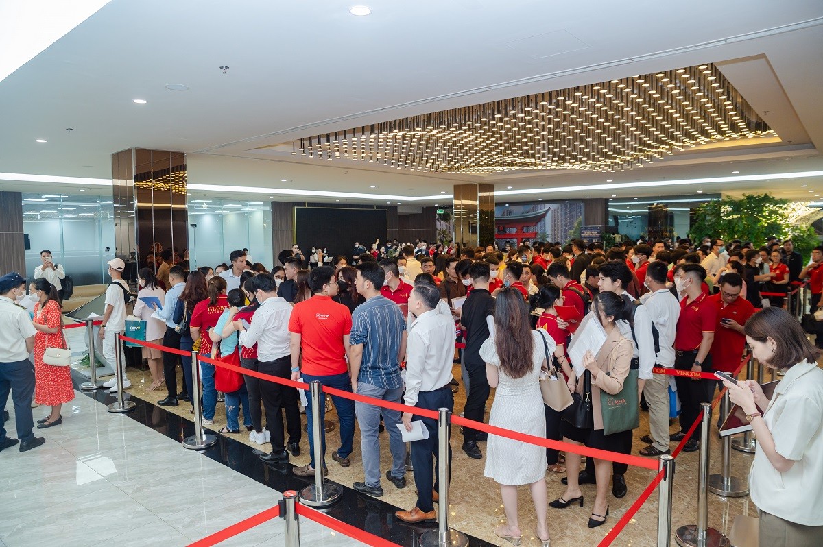 Khách hàng xếp hàng chờ ký thủ tục dự án Glory Heights tại TP HCM - nhờ chính sách bán hàng “phá băng” đang được áp dụng tương tự tại The Zurich.
