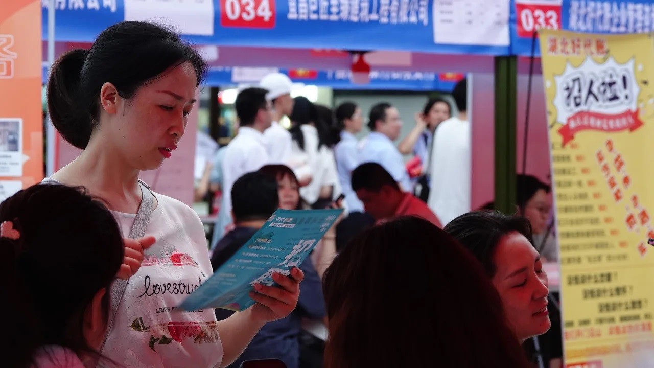 Thất nghiệp, Gen Z Trung Quốc làm việc nhà, nhận lương từ bố mẹ 3