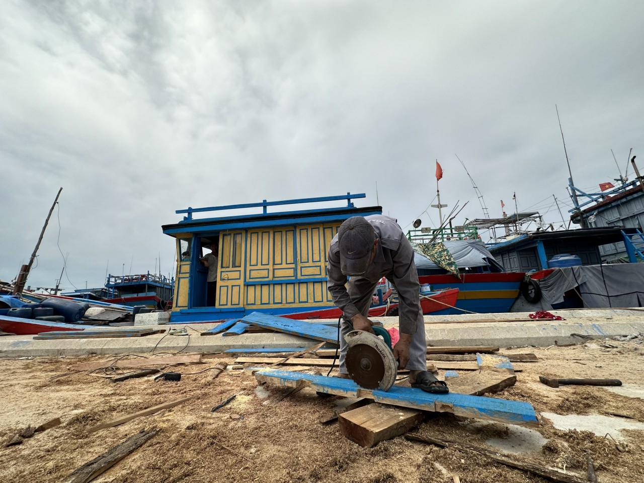Núi Thành, Quảng Nam: Người già đi biển