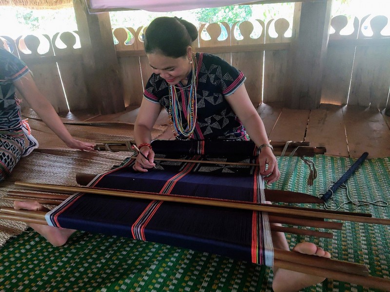 Nghề dệt thổ cẩm ở Pơ Ninh, xã Lăng, Quảng Nam: Cần cơ chế riêng để bảo tồn