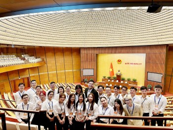 Khơi dậy niềm tự hào dân tộc của du học sinh tại LB Nga qua chuyến tham quan Toà nhà Quốc hội