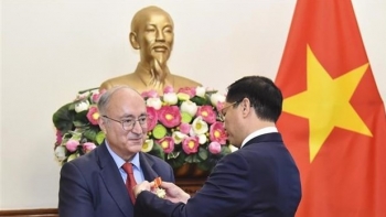 Tặng Huân chương Hữu nghị Chủ tịch Tổ chức Hỗ trợ đại học thế giới Đức