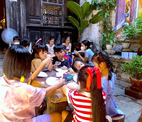 Trải nghiệm vẽ hoa văn với màu men lam gốm sứ 