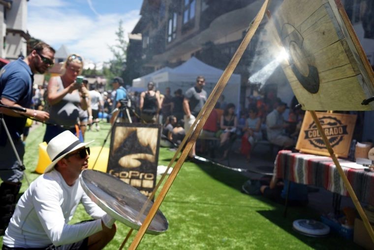 Độc lạ nghệ sĩ dùng mặt trời để vẽ tranh