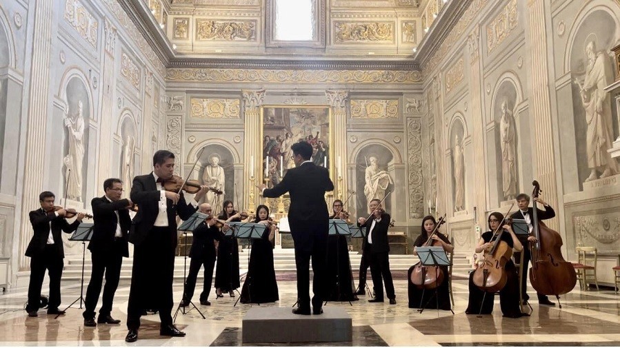 Nghệ sĩ vĩ cầm Bùi Công Duy cùng các nghệ sĩ sau buổi biểu diễn tại phòng hòa nhạc Haydn-Saad. (Ảnh: NVCC)