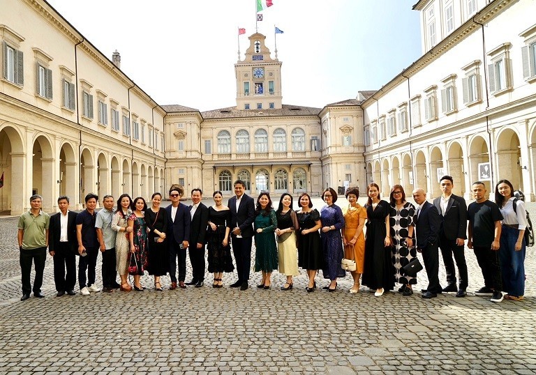 Các nghệ sĩ chụp ảnh cùng đoàn tháp tùng Chủ tịch nước tại Italy. (Ảnh: NVCC)