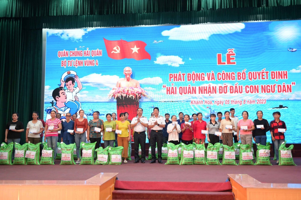 Bộ Tư lệnh Vùng 4 và các đơn vị hải quân nhận đỡ đầu 35 con ngư dân