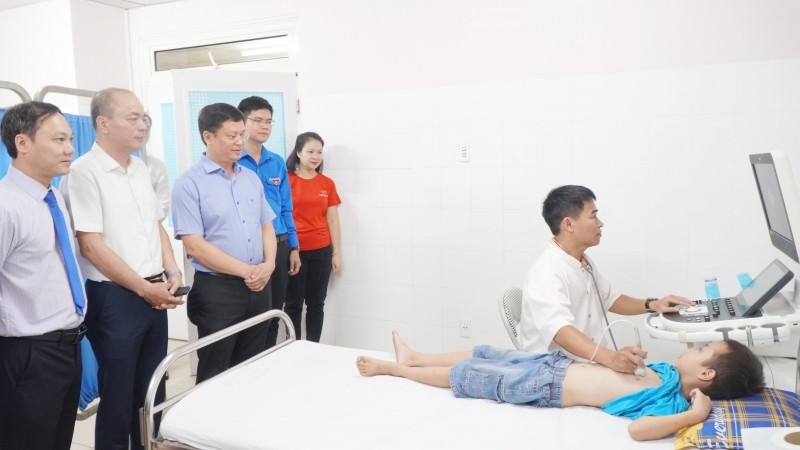 Khoảng 1.000 trẻ em nghèo được khám sàng lọc bệnh tim miễn phí